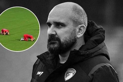 VIDEO: Entrenador de futbol de Primera División muere de un infarto en pleno partido