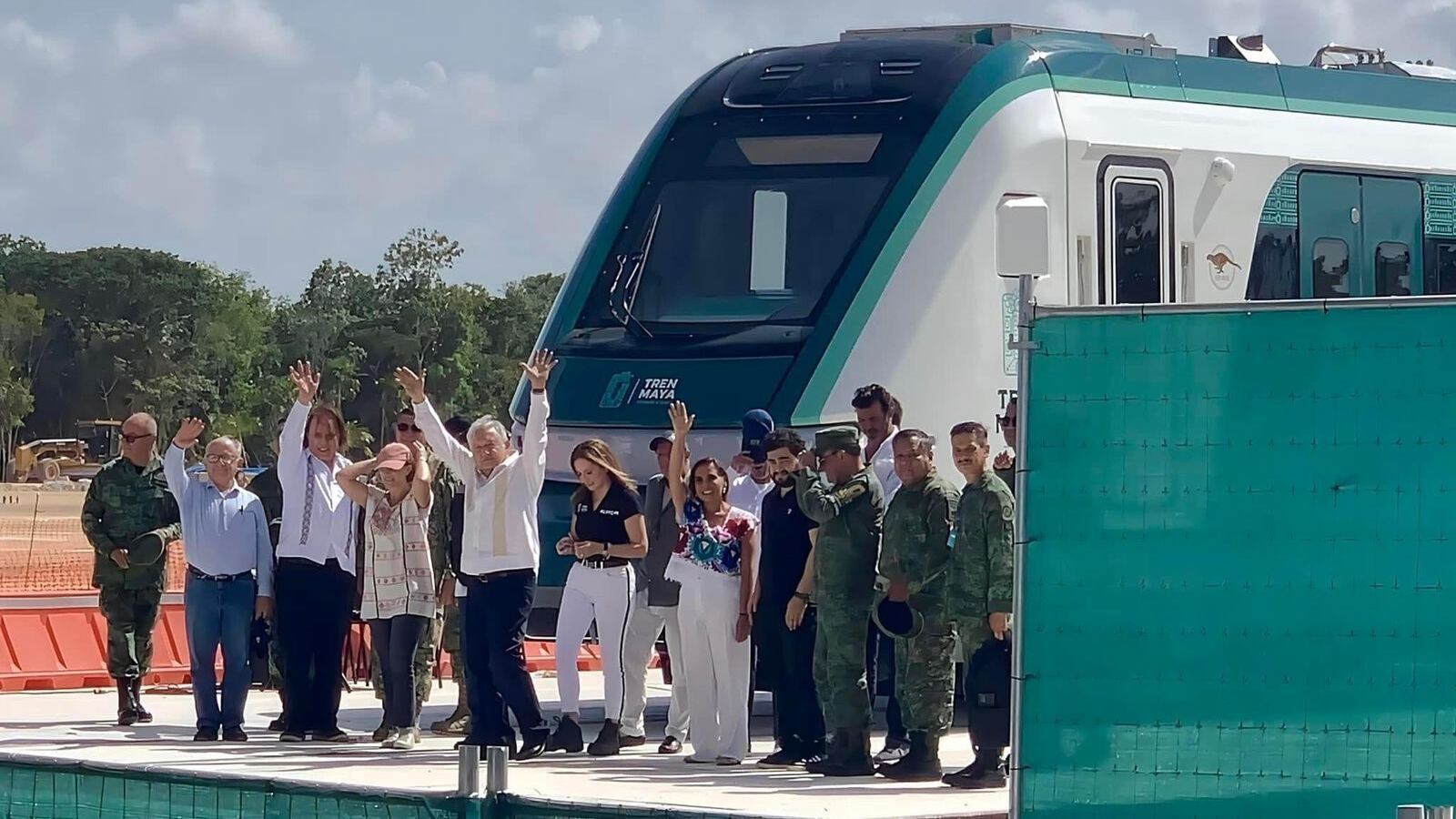AMLO-gobernadora-Mara-Lezama-Espinosa-banderazo-vagon-tren-maya