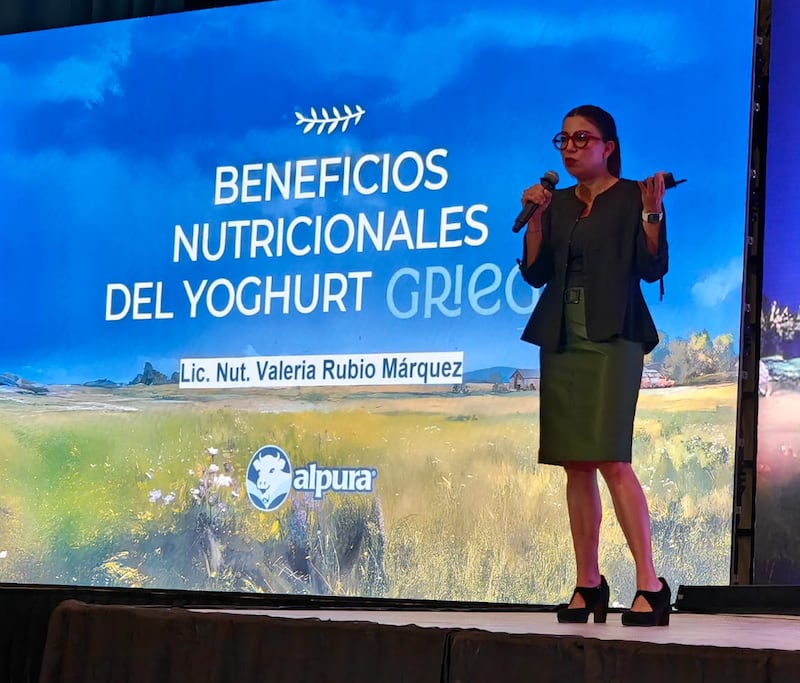 El yogur griego se posiciona como un alimento esencial en la dieta por su aporte de proteínas de absorción lenta, calcio y probióticos