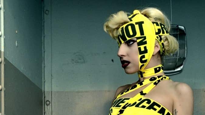 Este es el video de Lady Gaga en el que aparece vestida con cinta amarilla de seguridad tal como lo hizo Kim Kardashian hace días.