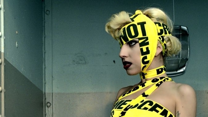 Este es el video de Lady Gaga en el que aparece vestida con cinta amarilla de seguridad tal como lo hizo Kim Kardashian hace días.