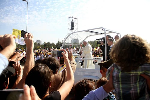 Desmayos, falta de café y vista tapada: así fue el lado B de la homilía del Papa en Chile