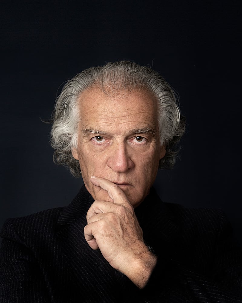 En esta obra Ricardo Elias convierte 26 años de columnas en objeto de arte con fotografía conceptual y pensamiento crítico