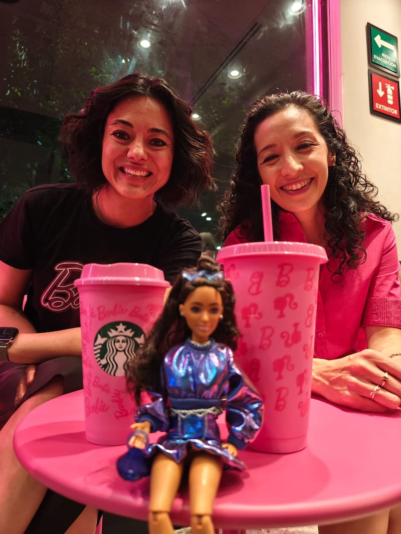 Únete a la colaboración más esperada del año y vive la magia de Barbie en Starbucks. Conoce el menú especial y la exclusiva colección de vasos y termos coleccionables que te harán sentir en un mundo de fantasía