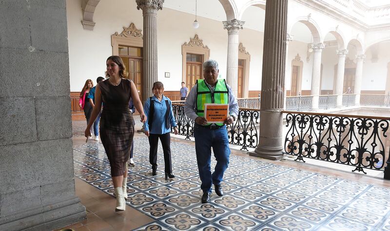 El equipo de bomberos llegó para mitigar el incendio en el segundo piso del inmueble.