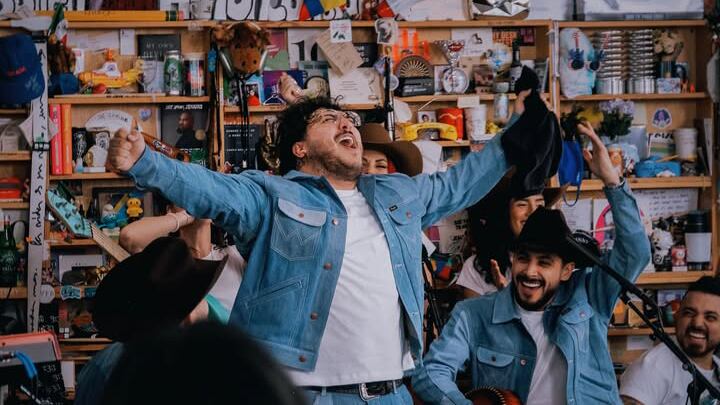 Grupo Frontera poner el ambiente en el arranque de la cuenta regresiva.