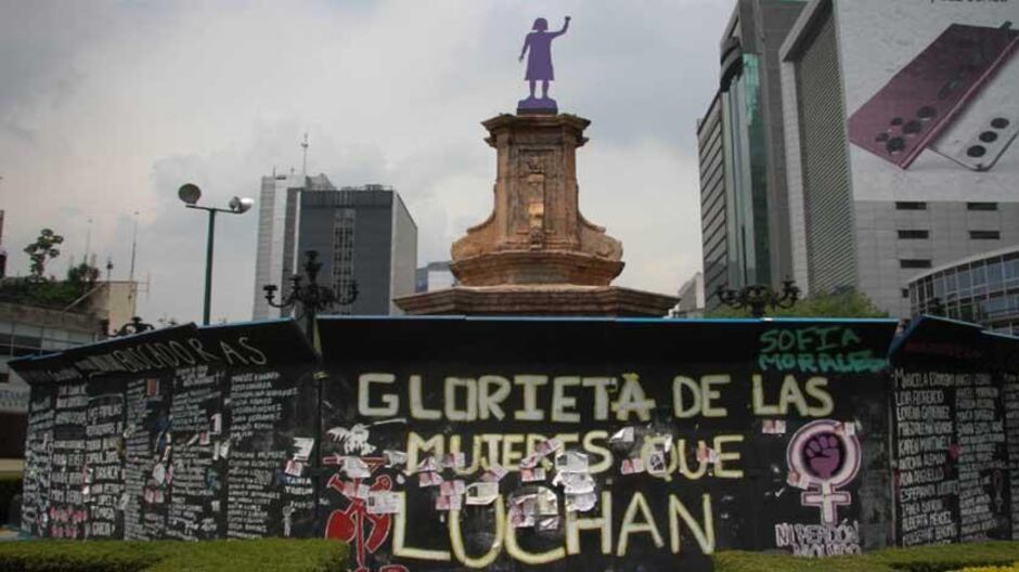 Feministas toman la Glorieta de las Mujeres que Luchan