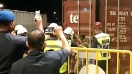 Niño bangladesi juega a las escondidas y termina en Malasia