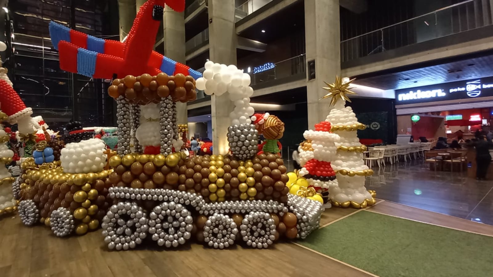A bordo de este tren “viaja” una abuelita, con todo y sus lentes, creados con globos dorados.