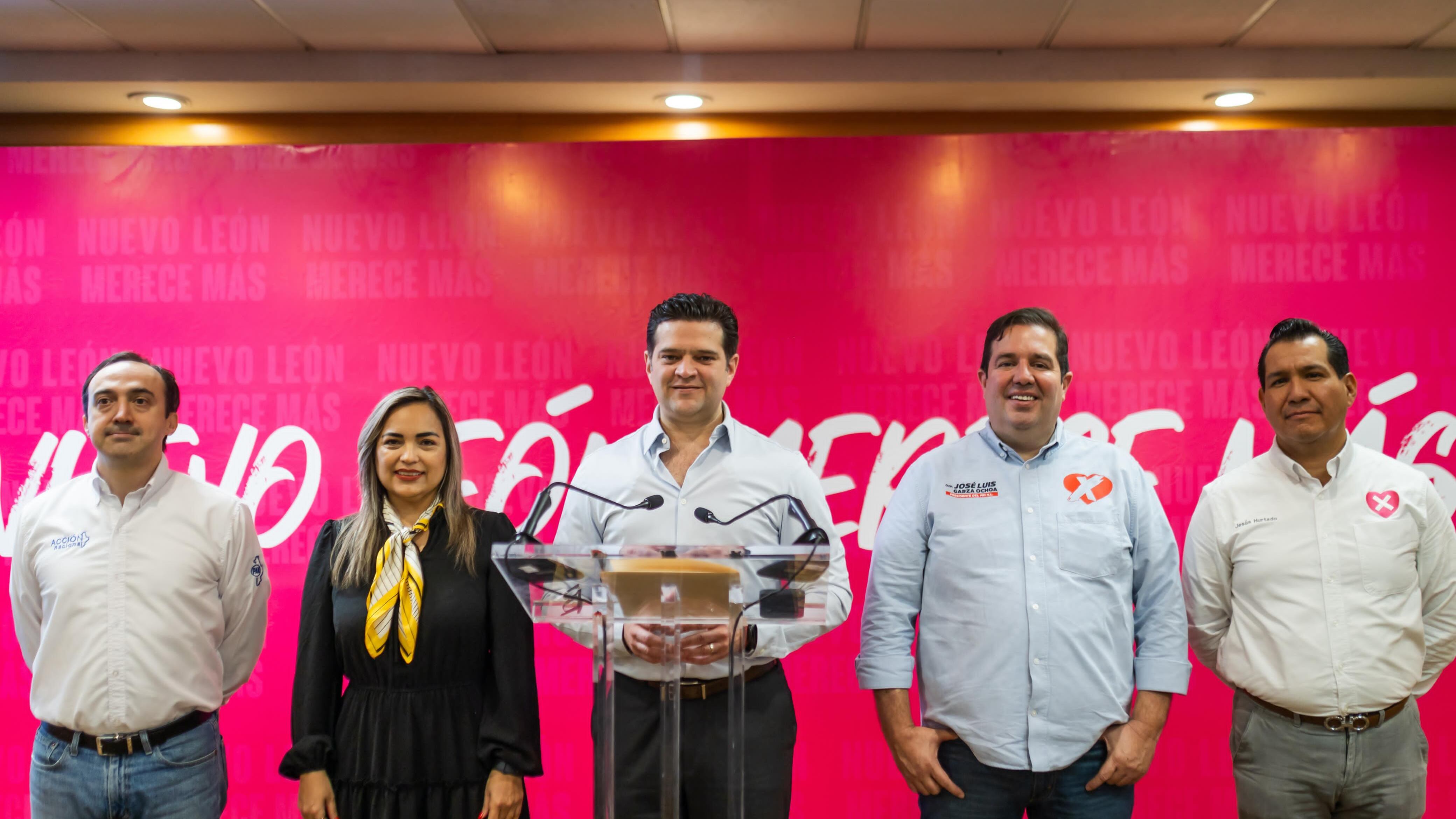 Hernán Salinas Wolberg, Sylvia Elizondo, presidentes estatales de PANy PRD; Paco Cienfuegos, delegado de campaña de Xóchitl Gálvez en NL; José Luis Garza Ochoa, titular del PRI y Jesús Hurtado, coordinador estatal de Xóchitlovers.
