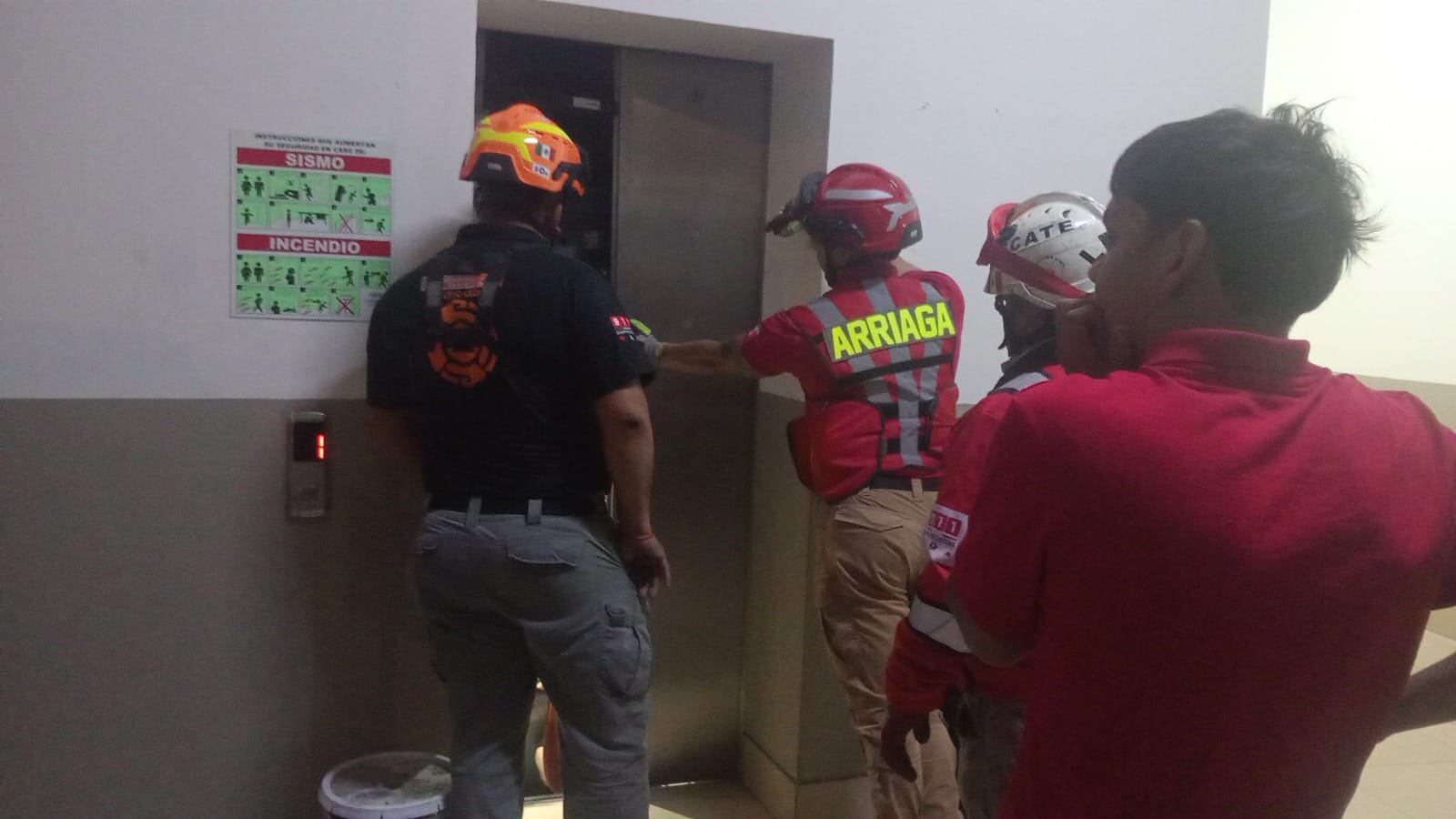 Sanas y salvas las personas lograron salir más de 90 minutos después ya permanecer encerradas.