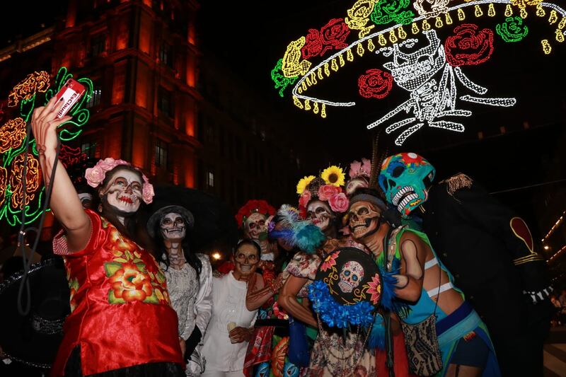 Encendido decorativo por el Día de Muertos en el Centro Histórico