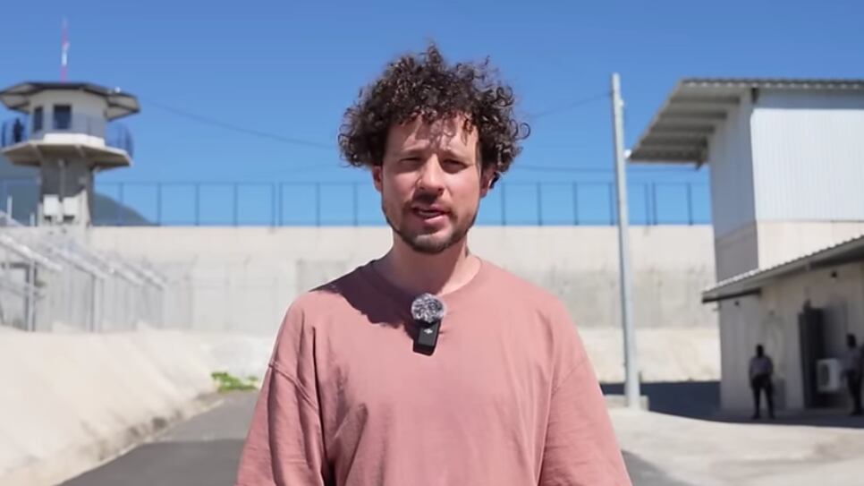 En CECOT, los reclusos son sometidos a minuciosas revisiones con tecnología que detecta la presencia de objetos al interior de sus cuerpos.