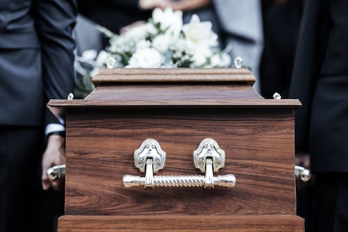 Fingió su propio funeral y “resucitó” en el crematorio para descubrir quién lo quería