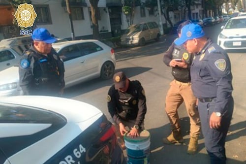 ¡SUSTO REPTILIANO! Policía CDMX rescata serpiente dentro de una casa