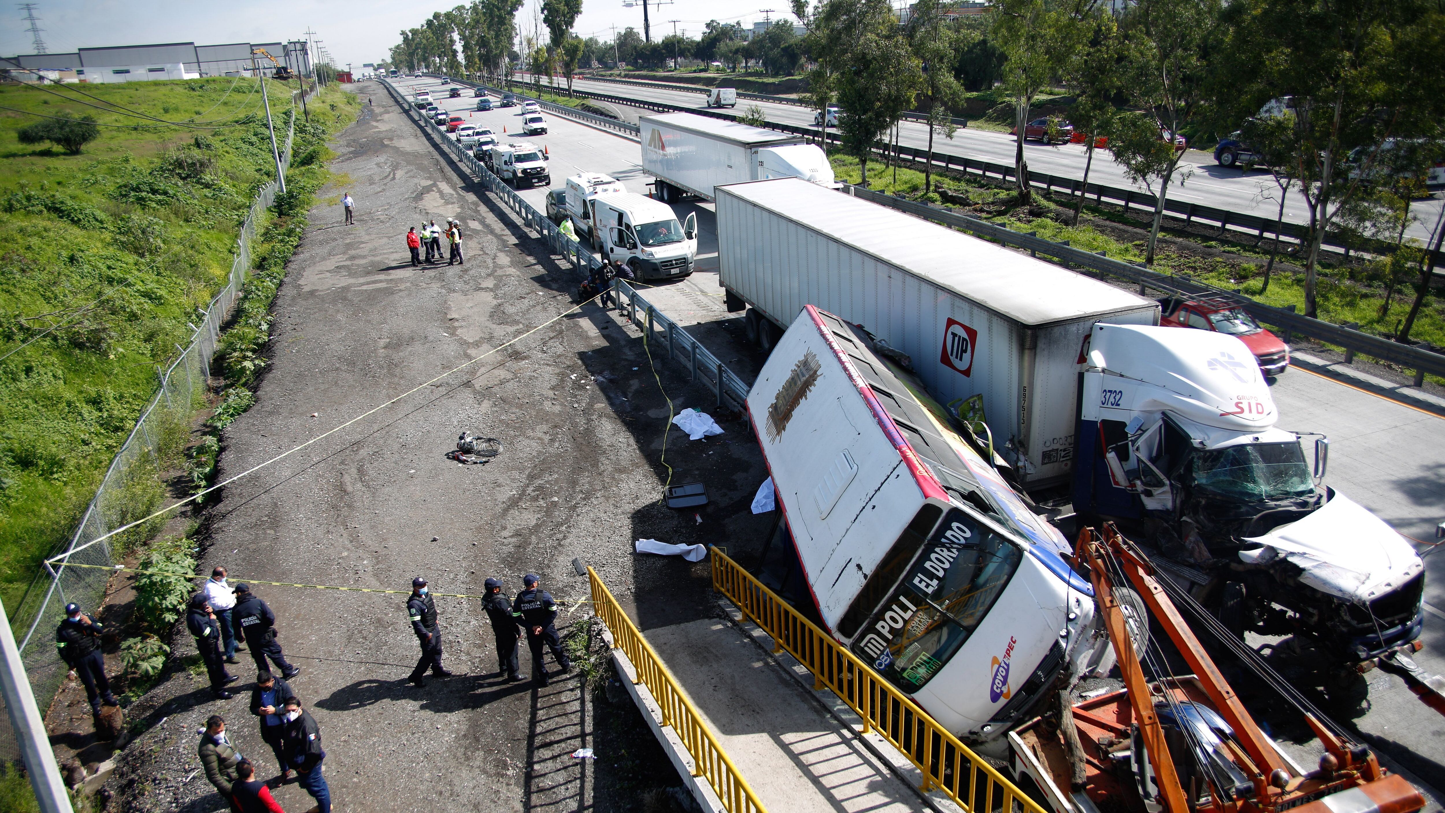 TEPOTZOTLÁN, ESTADO DE MÉXICO, 16JULIO2021.- Un tráiler se impactó contra un camión de transporte público provocando la muerte de cuatro personas y doce pasajeros heridos, ésto en el kilómetro 44 de la carretera México-Querétaro.
FOTO: ARMANDO MONROY/CUARTOSCURO.COM