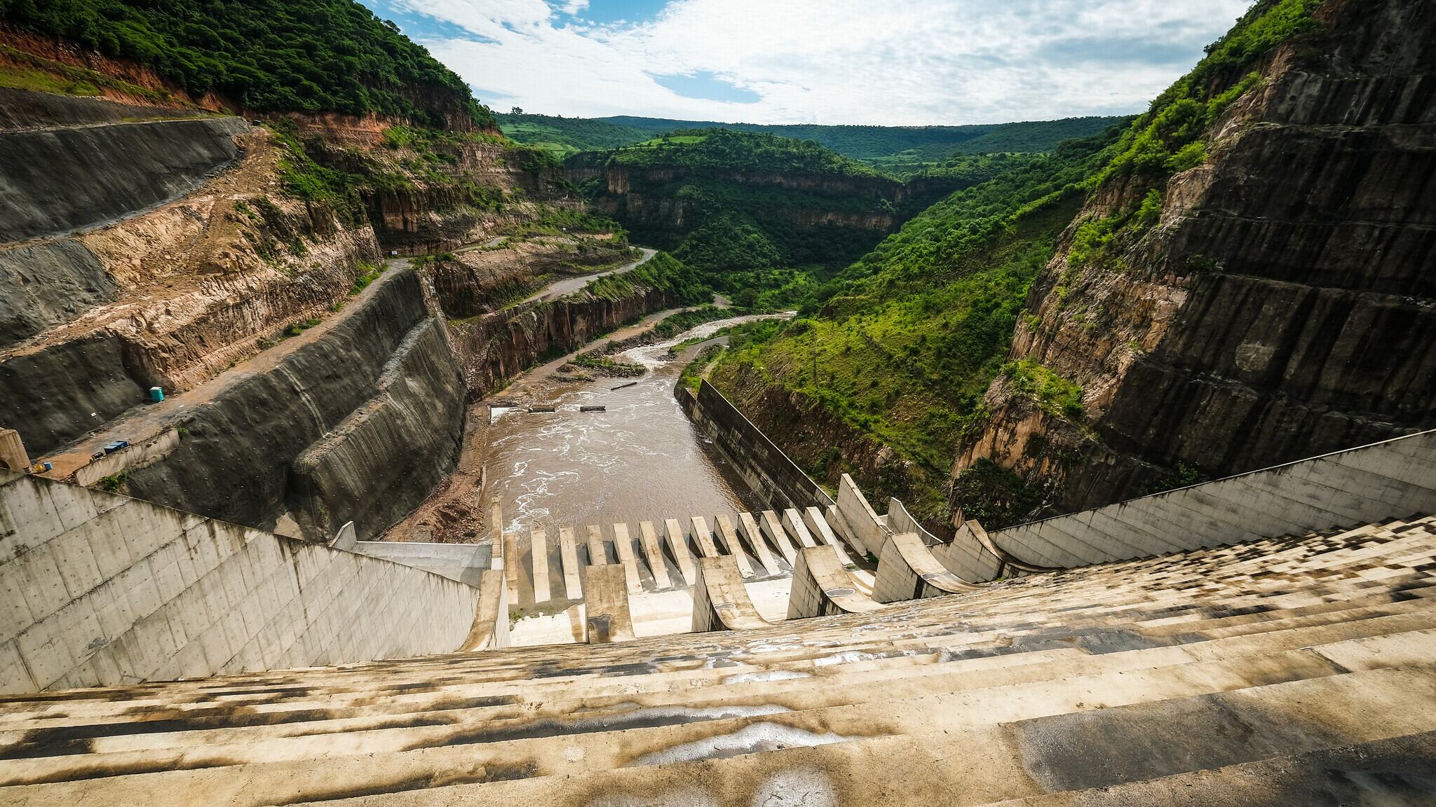 Las dos inversiones que mayor merma dejaron al IPEJAL se hicieron con las empresas Abengoa y Transportes Marítimos de México. Abengoa ayudaría a construir el acueducto de la presa El Zapotillo.