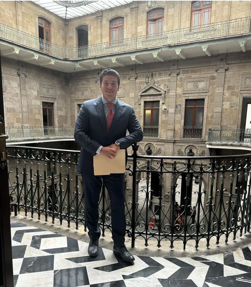 El gobernador posó al interior del Palacio Nacional tras su encuentro con AMLO.