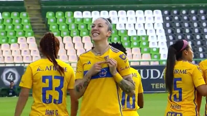 Jennifer Hermoso festeja su primera anotación con Tigres