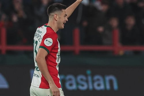 Video: César Montes se luce con brutal golazo de cabeza en la Liga de Rusia