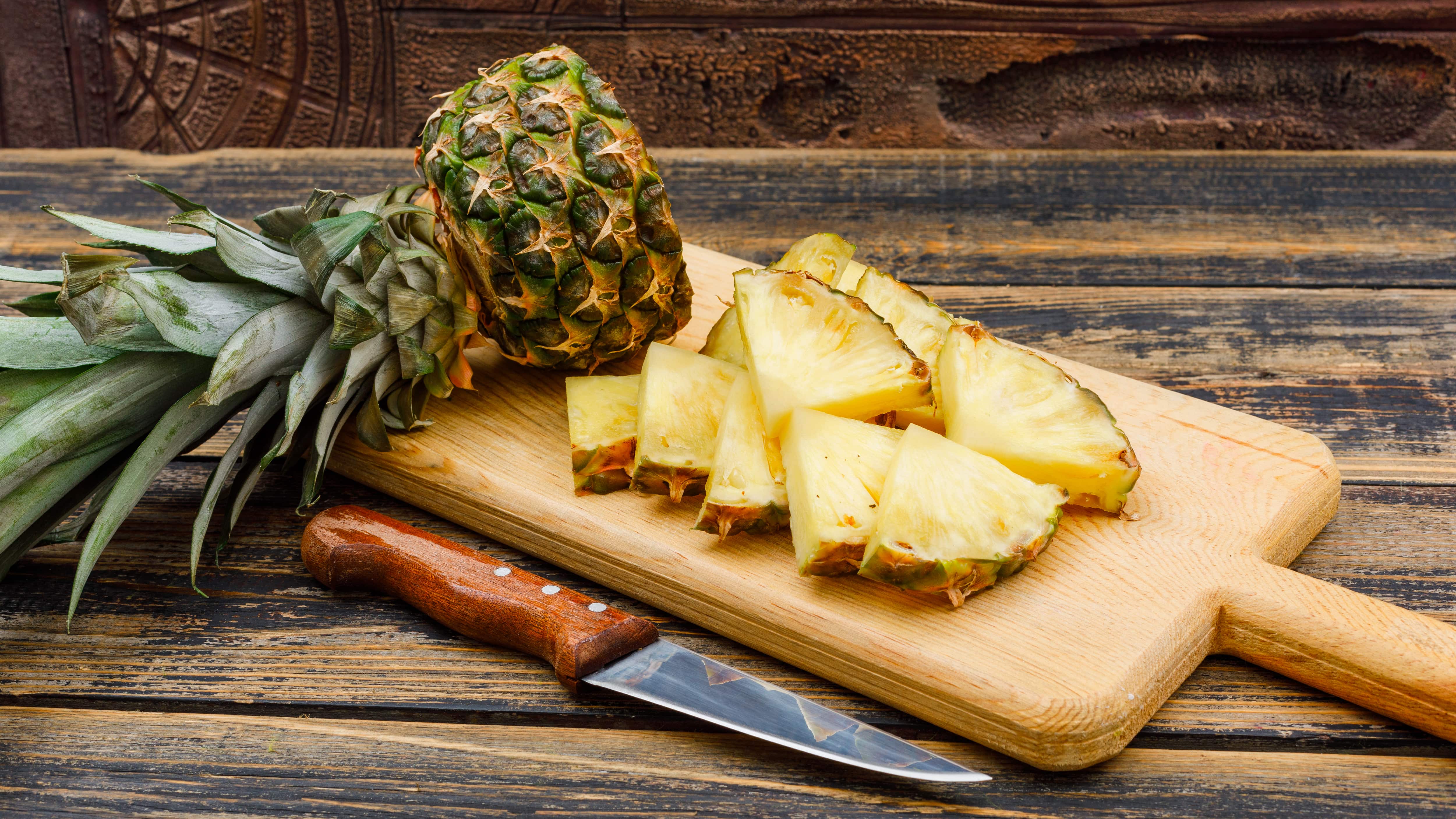 La piña ofrece muchos beneficios para la salud, como ayudar a bajar de peso, proteger de enfermedades cardiovasculares, promover la eliminación de líquidos y mejorar el sistema inmunológico, por ejemplo. Foto: Freepik.