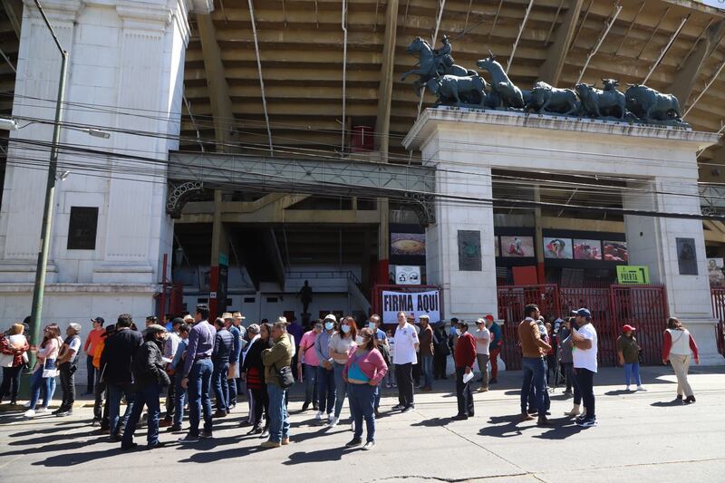 Aficionados y trabajadores de la Plaza de Toros México se reunieron a las afueras de este inmueble para recabar firmas en defensa de la llamada fiesta brava y de sus fuente de trabajo.