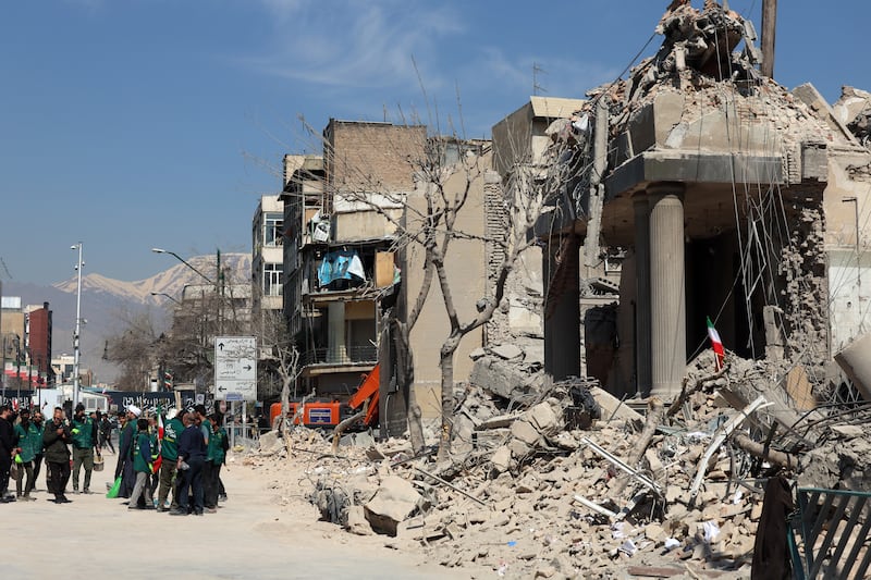 04/03/2026.- Iraníes se reúnen alrededor de la estación de policía dañada en el centro de Teherán, Irán, el 4 de marzo de 2026. Una operación militar conjunta israelí-estadounidense continúa atacando múltiples puntos de Irán desde la madrugada del 28 de febrero de 2026. (Teherán) EFE/EPA/ABEDIN TAHERKENAREH