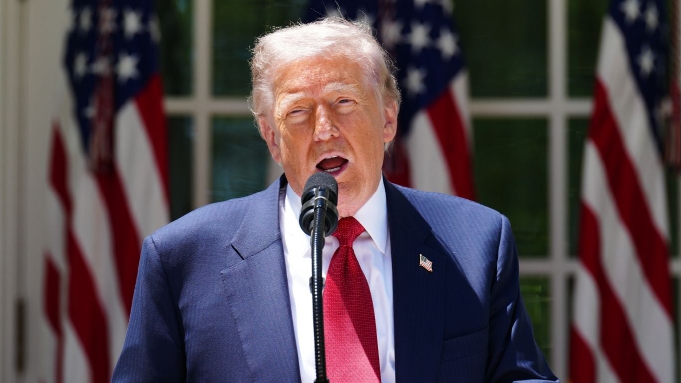 Donald Trump amenaza con actuar vía terrestre contra narco