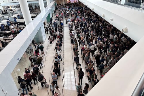 “Filas de hasta cinco horas”, reportan caos en aeropuertos de Estados Unidos