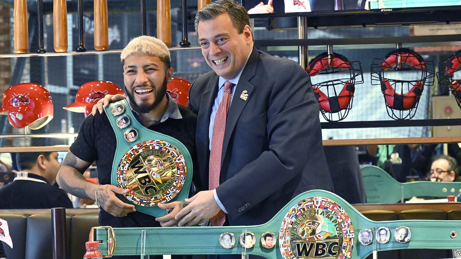 Alexandro Santiago junto a Mauricio Sulaimán I CMB