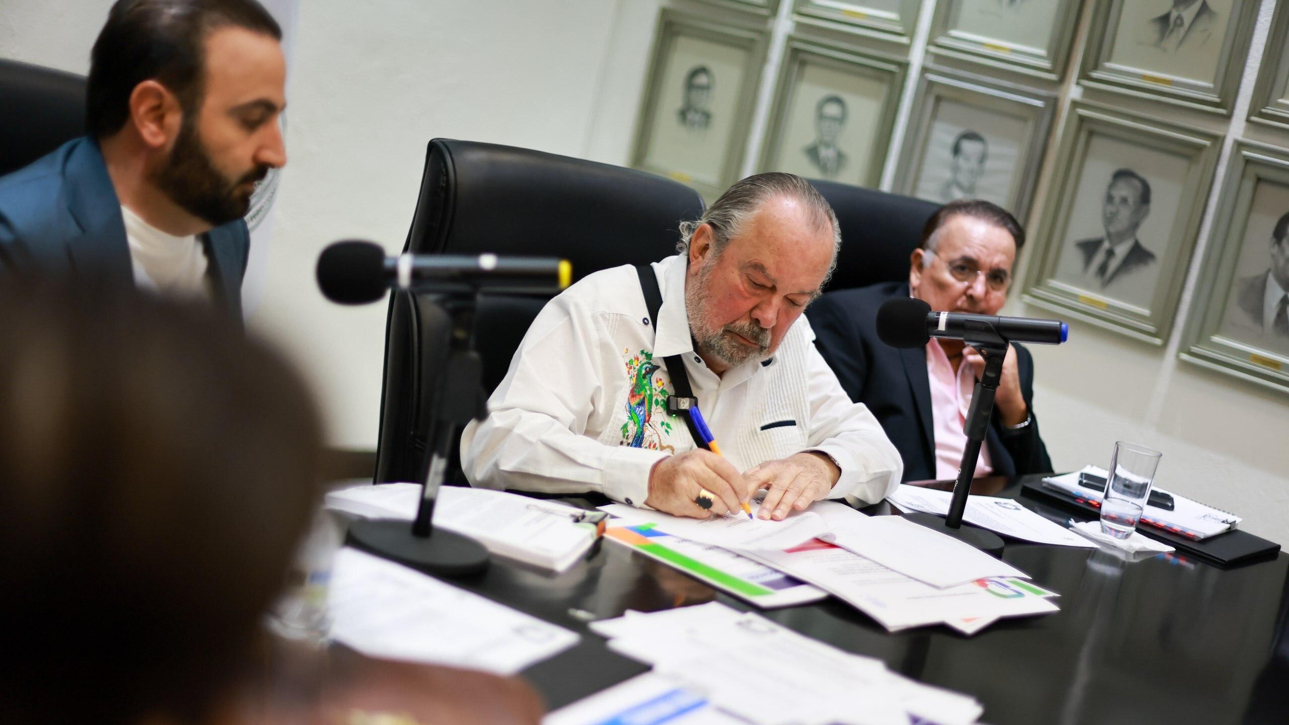 El alcalde Mauricio Fernández explicó que la figura de densidades optativas, aprobada en la administración pasada, era aplicable en todas las zonas del municipio.