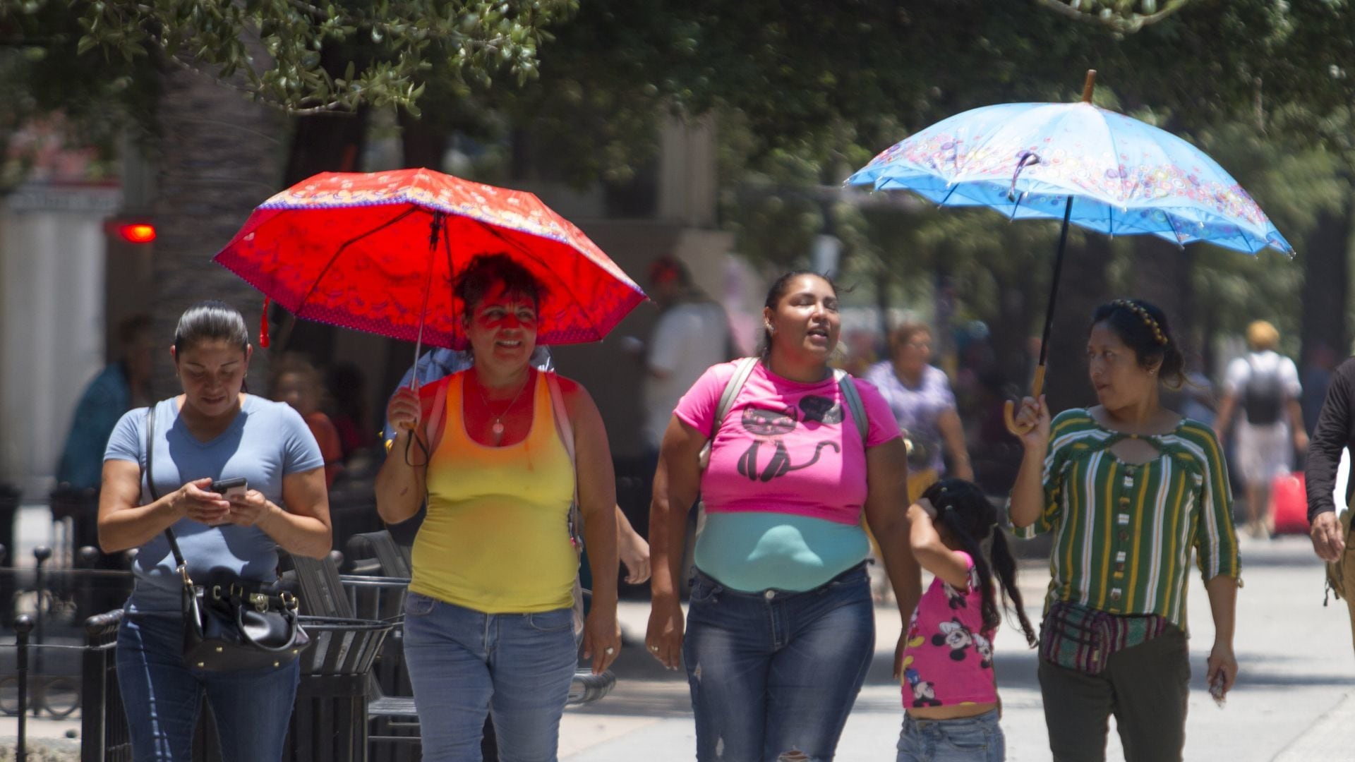Las altas temperaturas en Nuevo León superan los 40 grados. Policía municipal ofrece agua a peatones en el centro de la ciudad (Cuartoscuro).