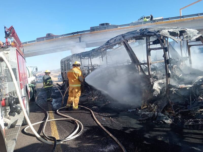 Choque de autobús de pasajeros en Durango deja varios muertos