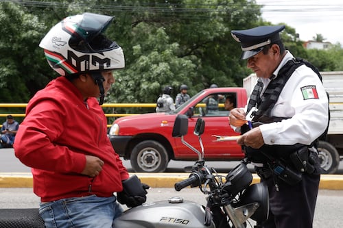 Motociclistas tienen plazo para portar casco con holograma, ¿cuáles son las multas?
