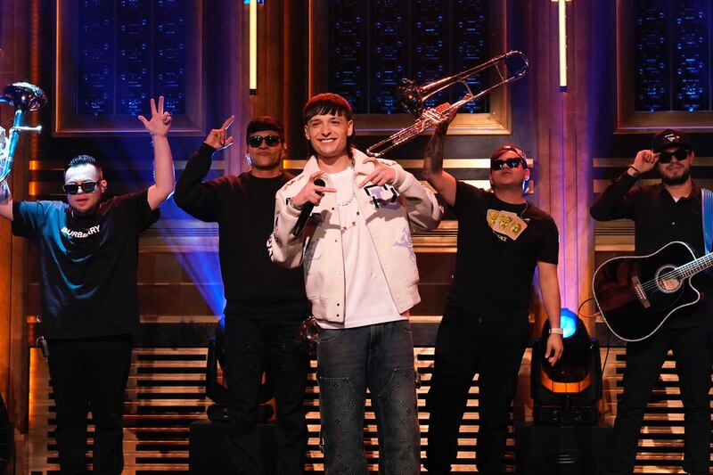 Peso Pluma hace historia en ‘The Tonight Show’ de Jimmy Fallon