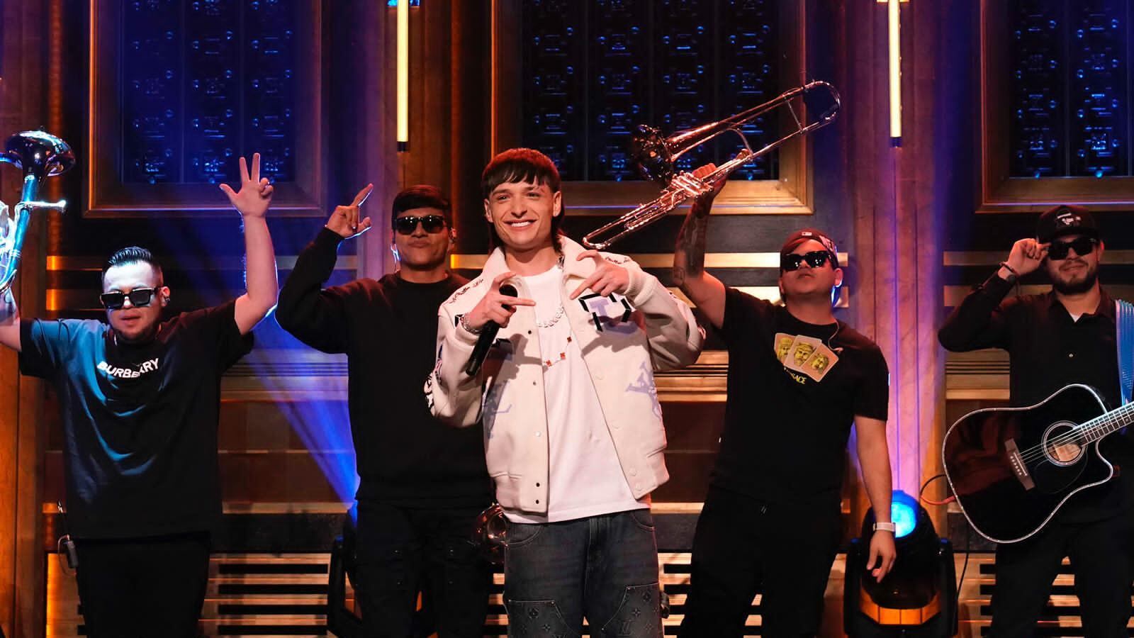 Peso Pluma hace historia en ‘The Tonight Show’ de Jimmy Fallon