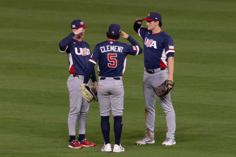 Jugadores de Estados Unidos celebran este viernes el triunfo por 15-5 sobre Brasil en partido de la primera jornada del Grupo B del Clásico Mundial de Béisbol jugado en el Daikin Park de Houston. EFE/ Carlos Ramírez