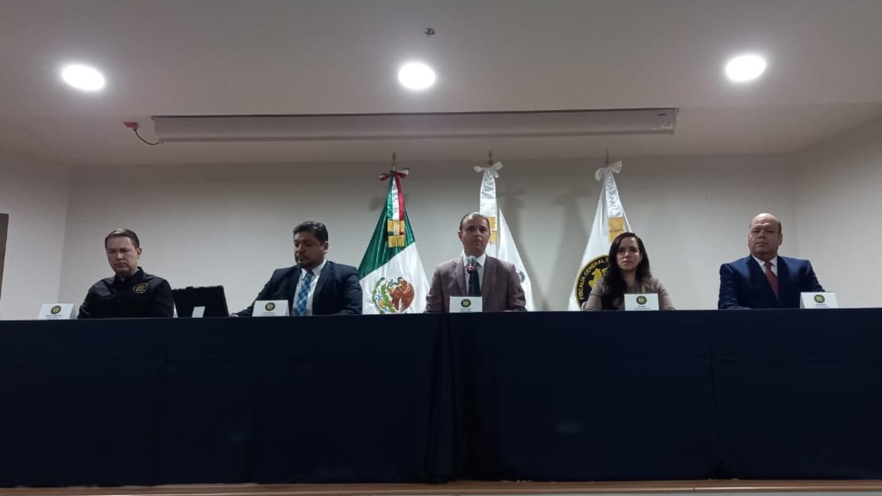 En la rueda de prensa Arce estuvo acompañado por sus vicefiscales