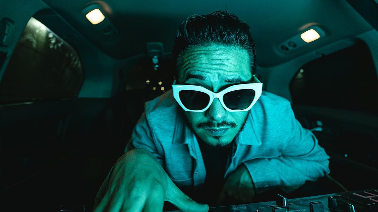 El hijo de Mario Bezares busca su propio espacio en la música electrónica.