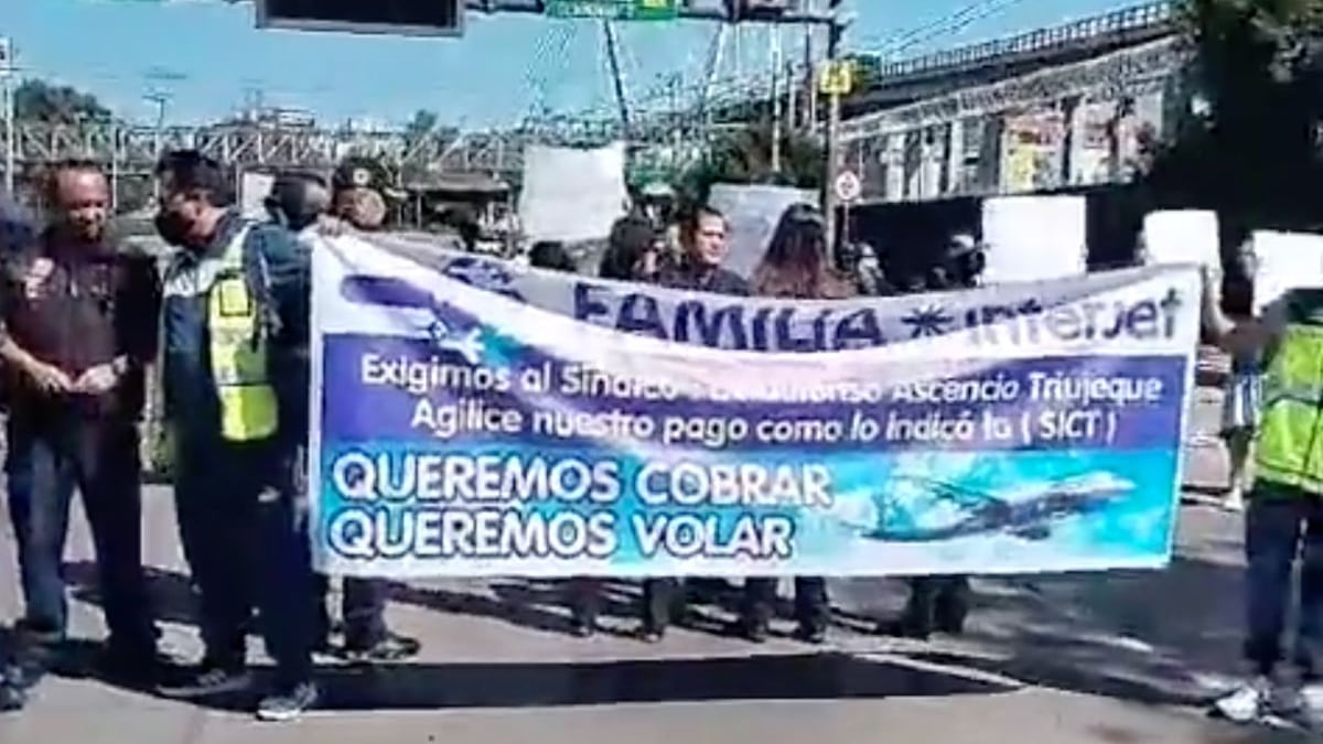 Extrabajadores de Interjet bloquean acceso a la T1 del AICM.