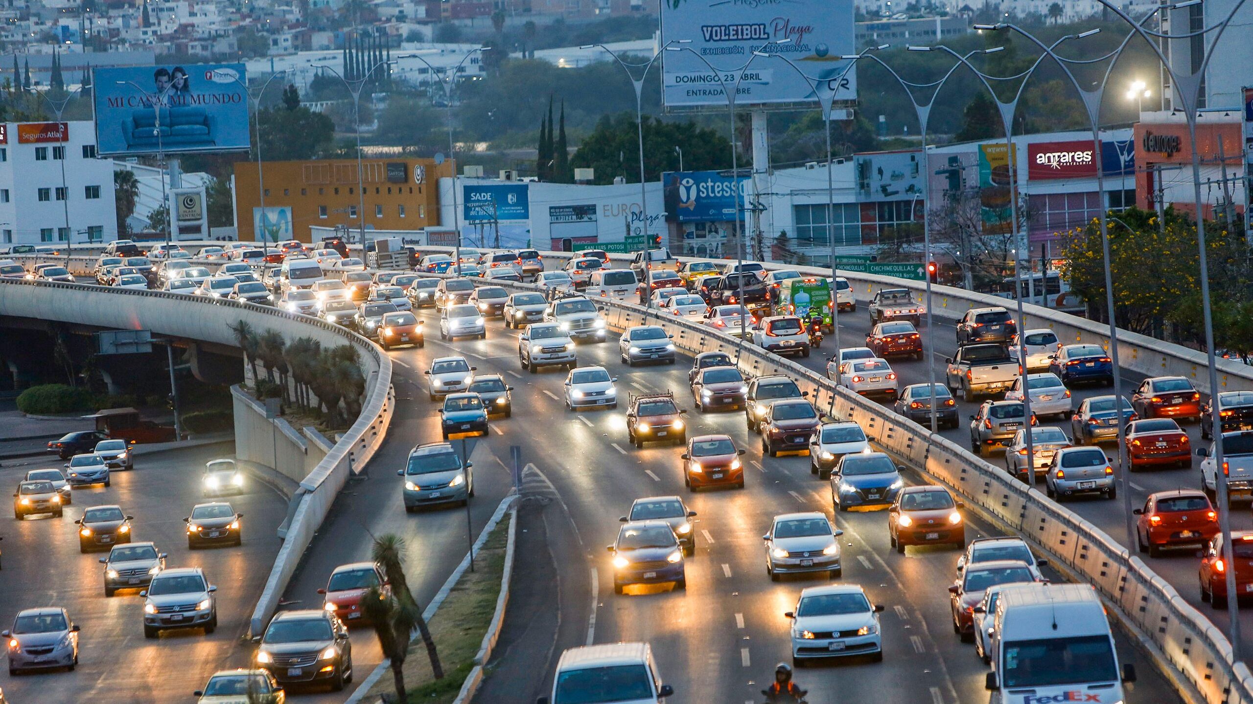 El tráfico se presenta en distintas zonas de la capital de Querétaro. (Cortesía)