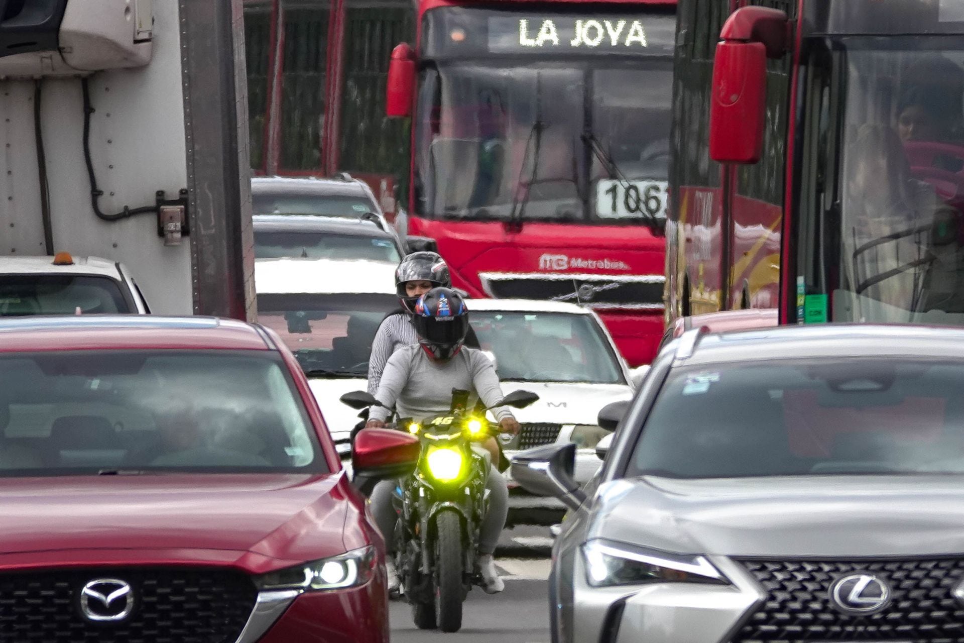 Movilidad descontrolada: el boom de autos y motos agrava la crisis urbana. FOTO: ROGELIO MORALES /CUARTOSCURO.COM