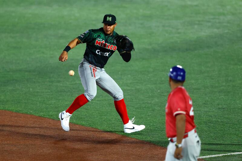 Reynaldo Rodríguez de México Rojo atrapa una bola Puerto Rico este martes, durante un partido de la Serie del Caribe de Béisbol 2026 entre México Rojo y Puerto Rico, celebrado en el Estadio Panamericano en Guadalajara (México). EFE/ Francisco Guasco