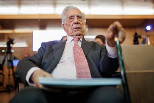 Vargas Llosa aplaude gobierno de Boluarte en Perú, pese a crisis política y más de 60 muertos