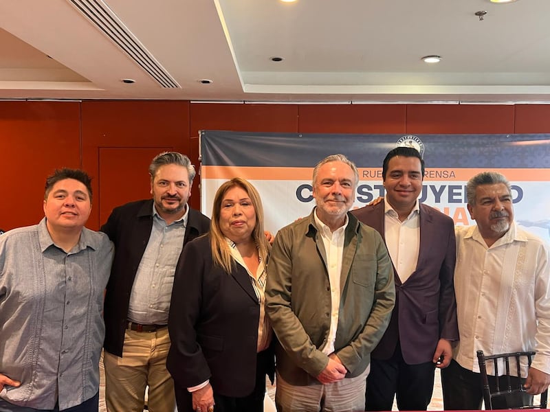 El morenista estuvo acompañado de miembros destacados del partido en Nuevo León.