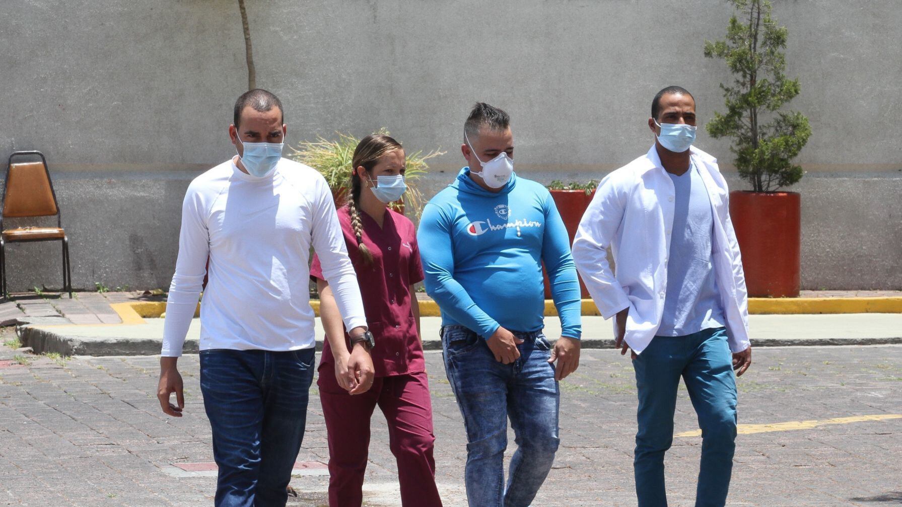 Médicos cubanos.