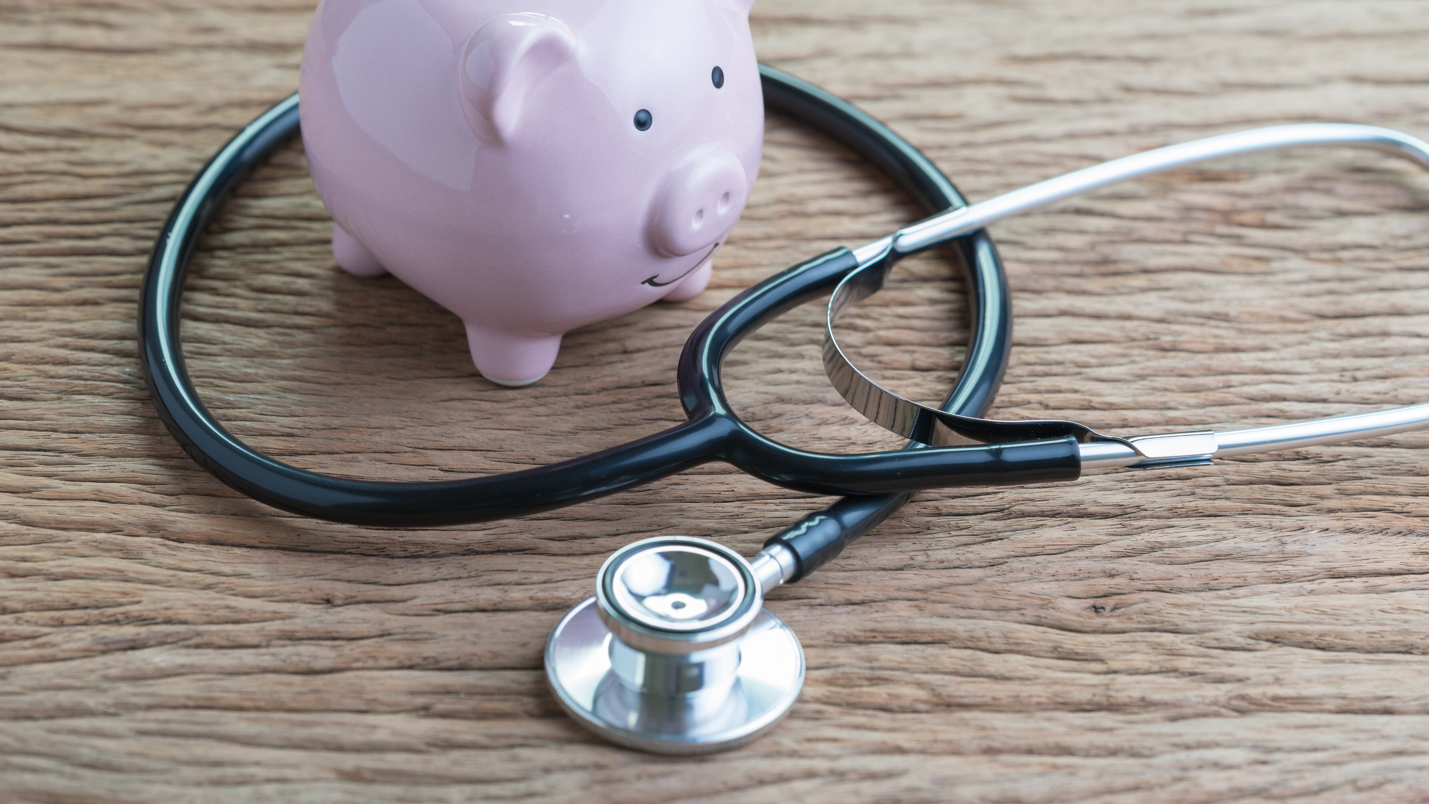 Deja de poner tu dinero en tandas, atrévete a invertir, gasta menos de lo que ganas y abre un fondo de emergencias.