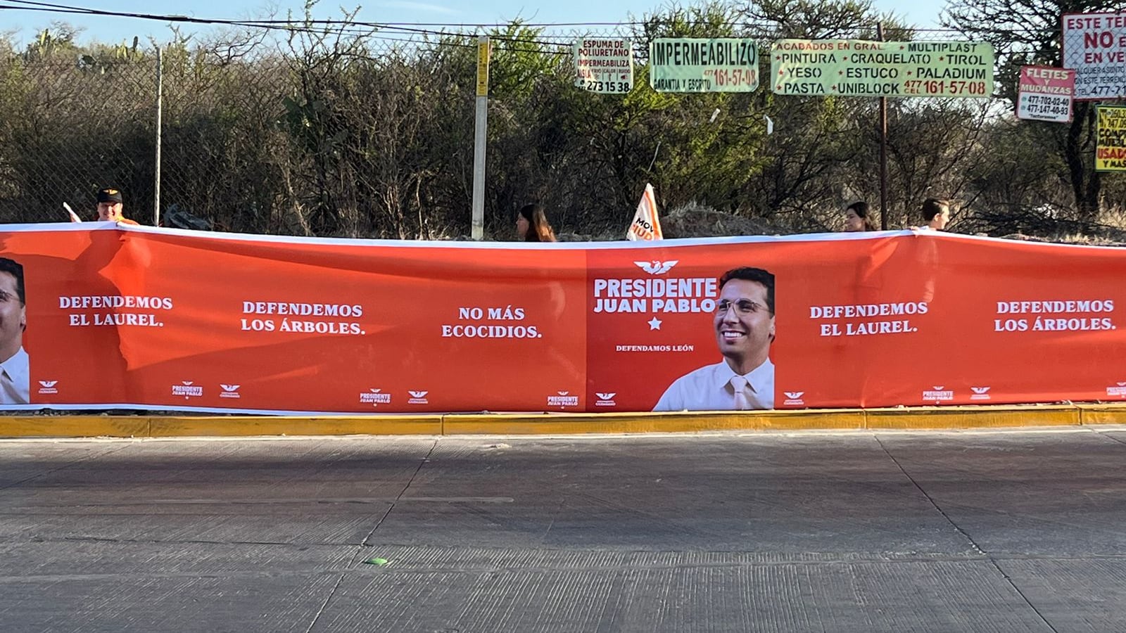 Inicia su segundo día de campaña con otra manifestación.