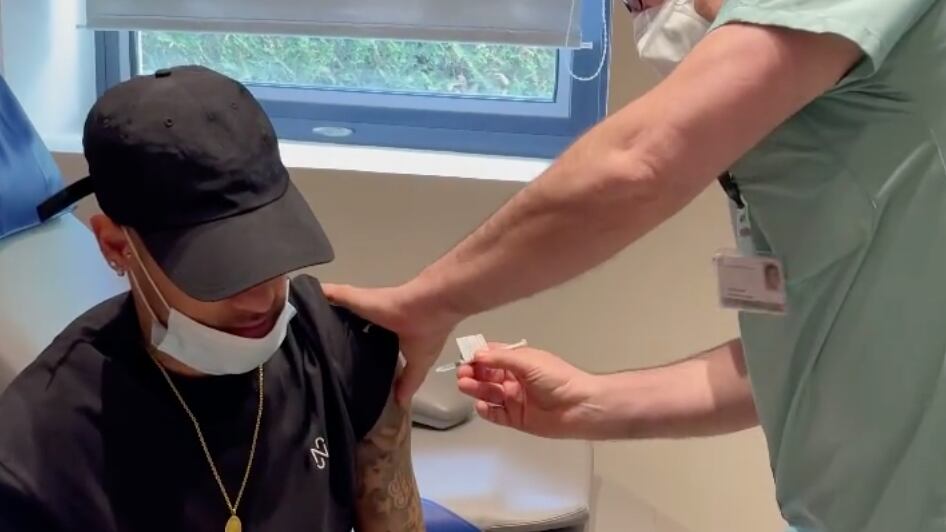 Neymar siendo vacunado | Instagram