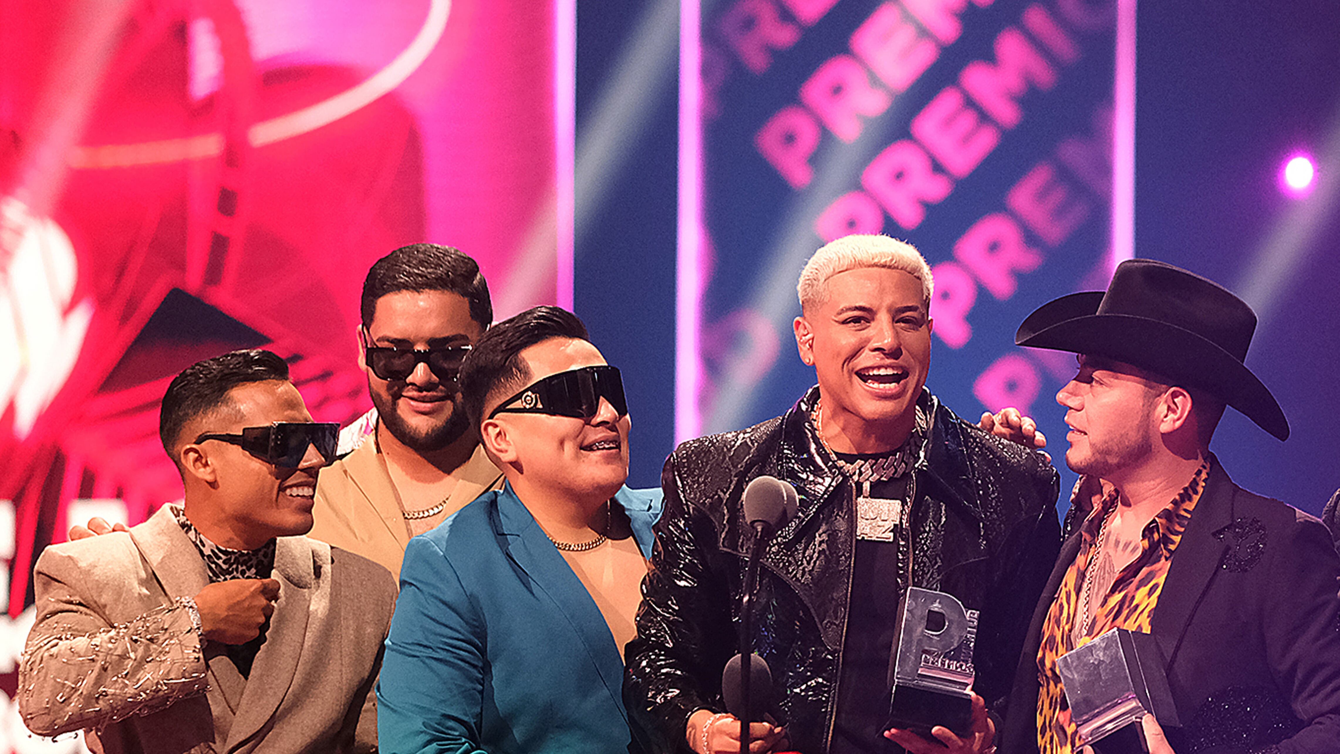Grupo Firme en los "Premios Juventud 2022". / Foto: Jose R. Madera/Getty Images.